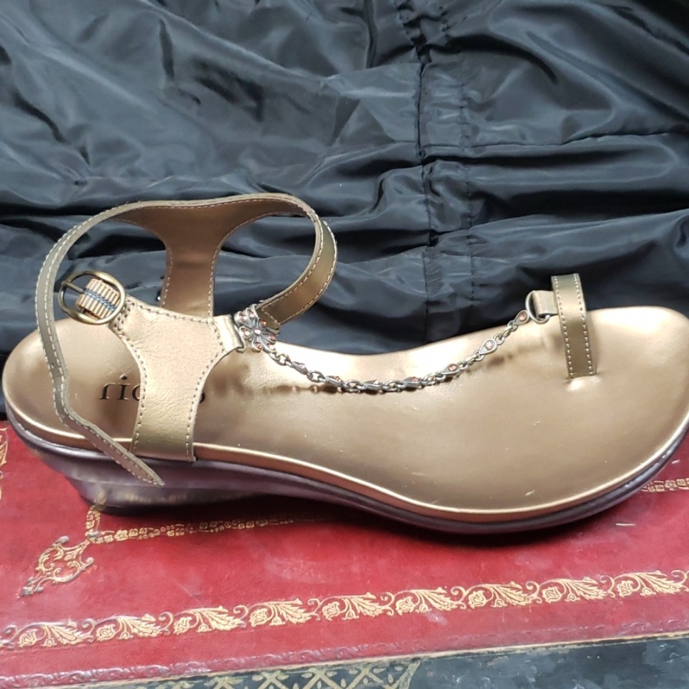 Elegant short heel sandal with chain strap